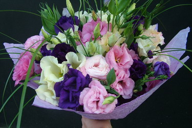 flower delivery Budapest - round bouquet of 20 mixed lisianthuses